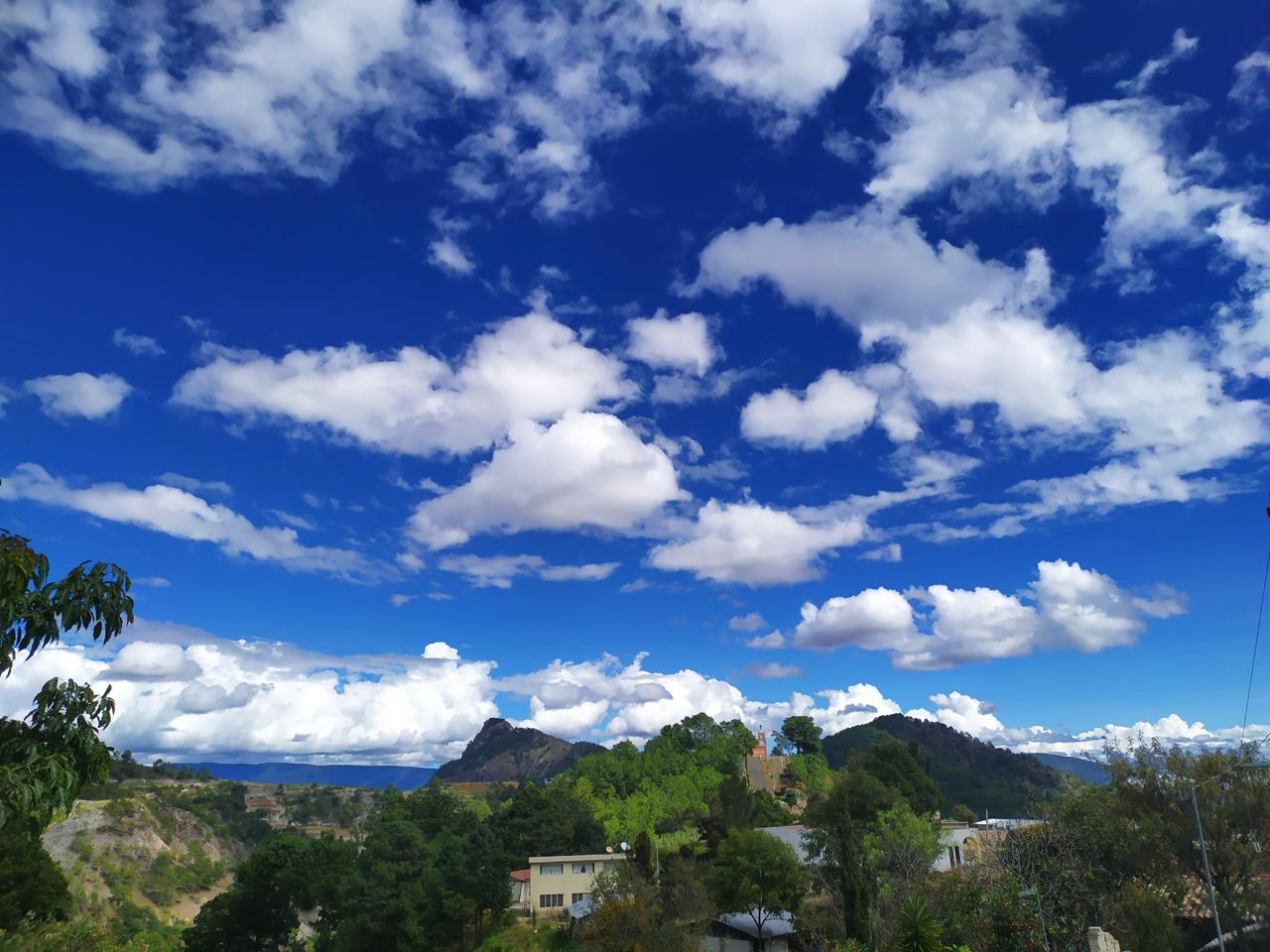 vista de montañas con cielo azul y nubes blancas