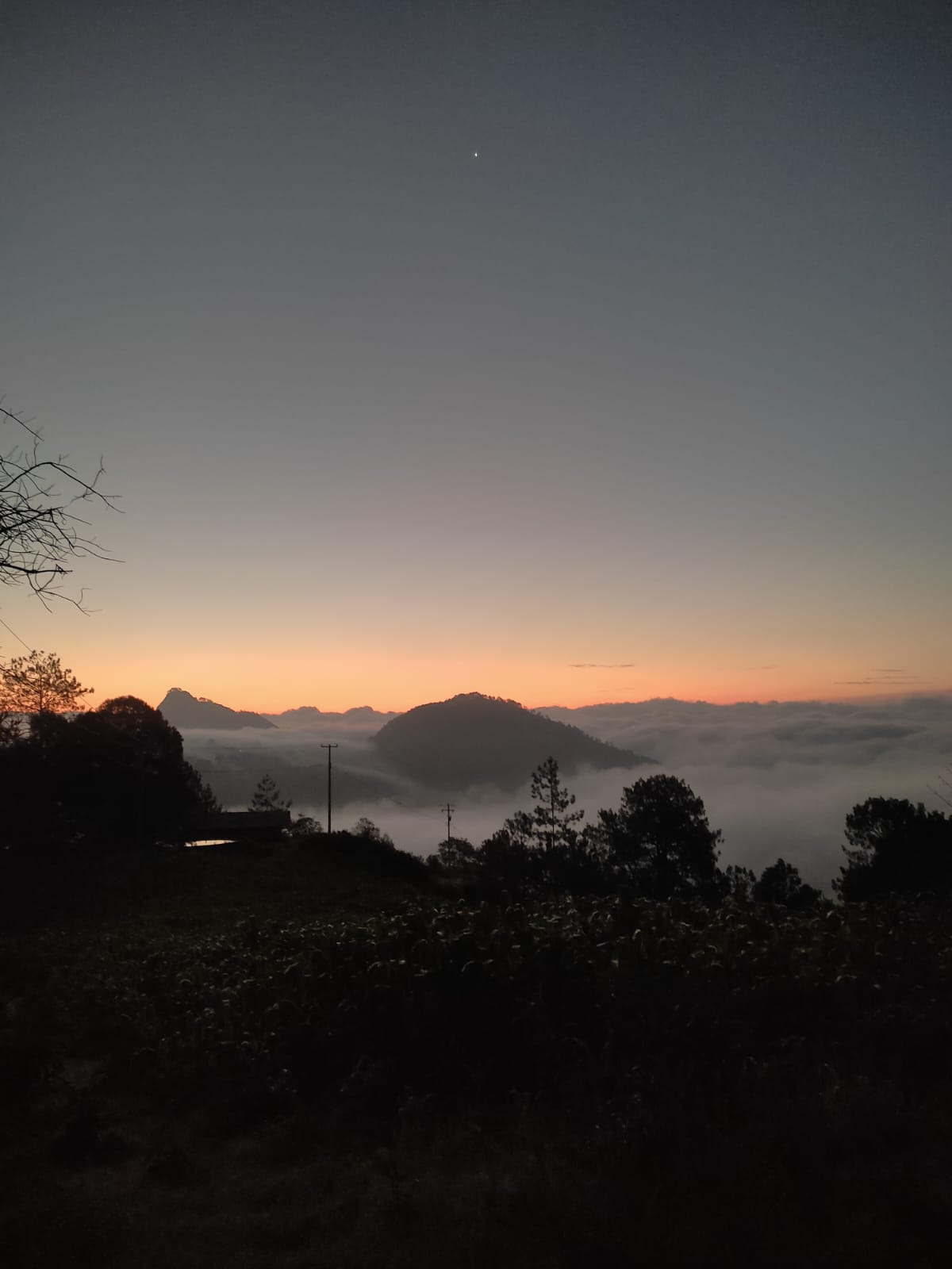un amanecer con nubes sobre las montañas